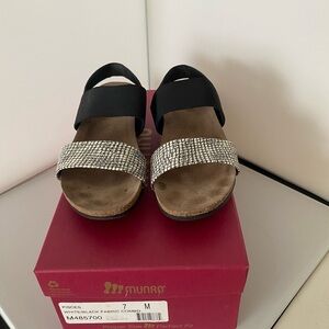 Munro Black and Silver Sparkle Strap Sandals. Women’s Size 7